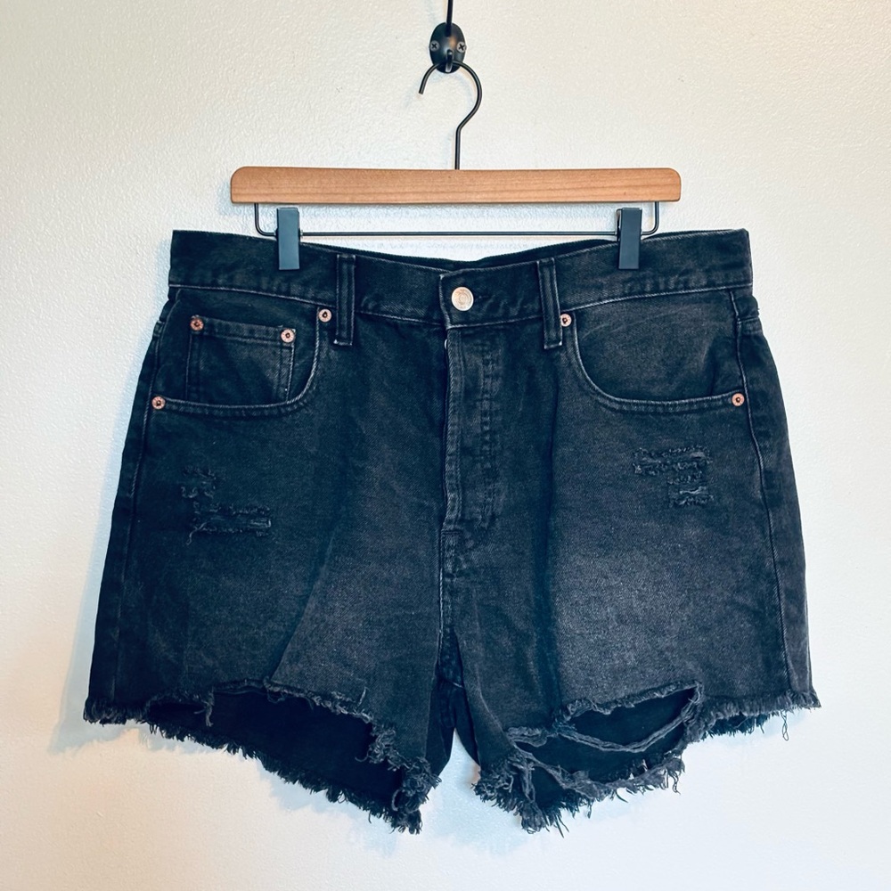 Aeropostale black denim shorts with button fly and raw hem. 90’s high rise